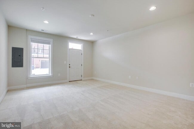 Building Photo - 723 Diamond Ave