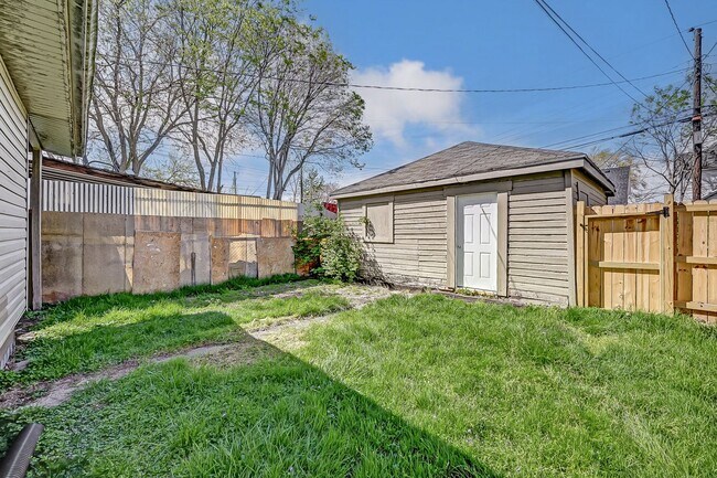 Building Photo - Charming 4 bedroom, 1 bathroom