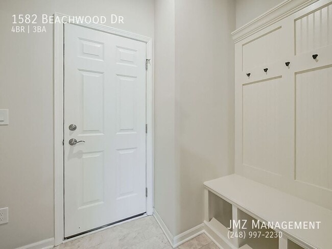 Building Photo - 1582 Beachwood Dr