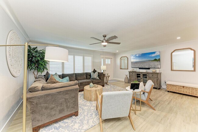 Building Photo - Furnished/Unfurnished ** Annual Rental ** Available 5/1/26 ** 4 Bed/2 Bath Single Family Home ** ...