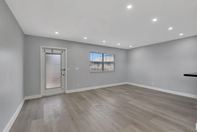 Building Photo - 171 Monaco Way