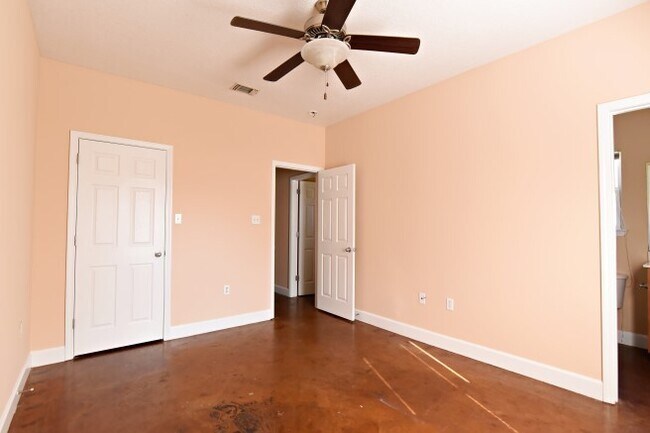 Building Photo - New Orleans Ave