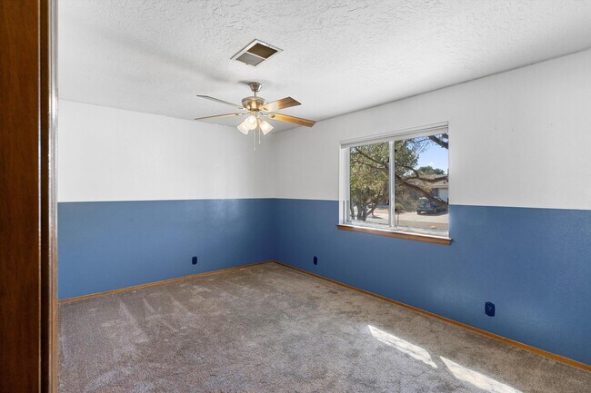 Building Photo - 5400 Dee Dr NE