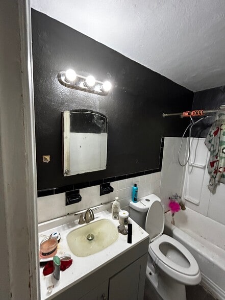 Building Photo - 5621 Sunbury Ave