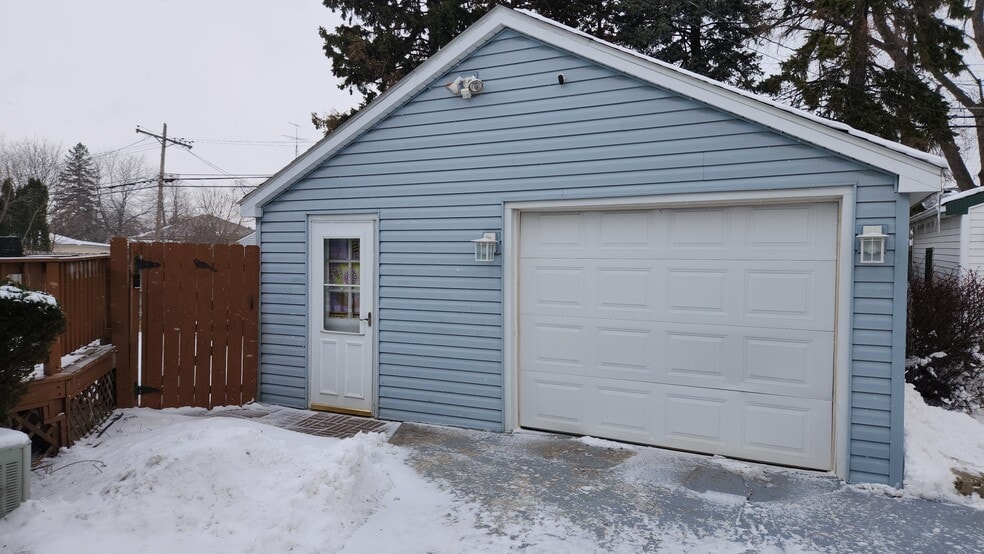 Building Photo - 2000 32nd St