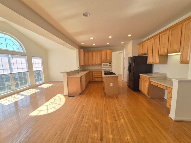 Building Photo - 5207 Linden Dr