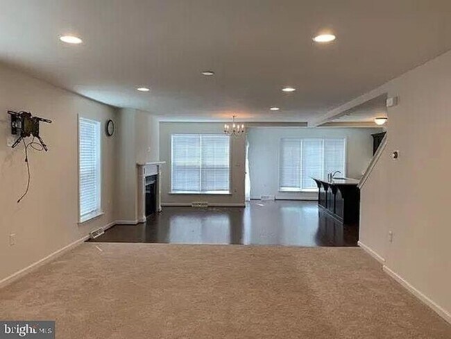 Building Photo - 613 Line Rd