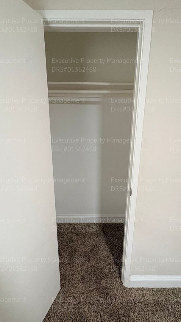 Building Photo - 2 bedroom 1 bathroom house located off the main street Oildale Dr.