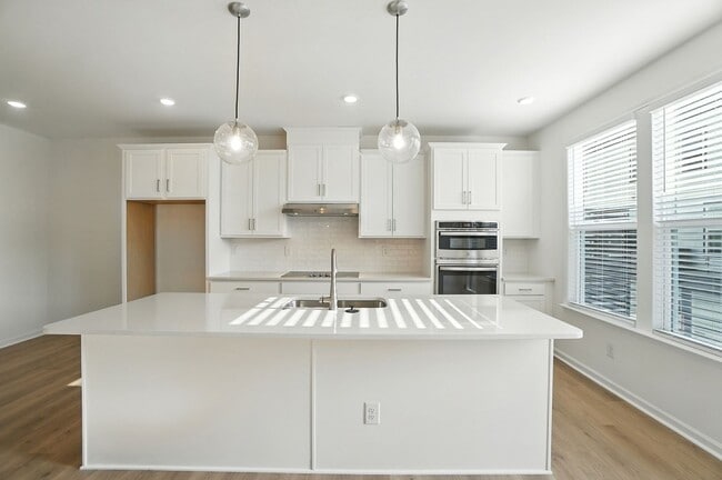 Building Photo - Brand-new three-story townhome in the Univ...