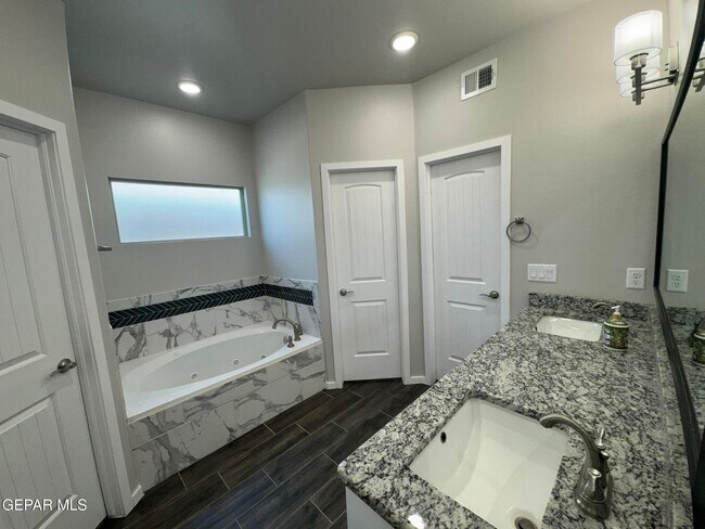 Building Photo - 13852 Paseo Alegre Ave