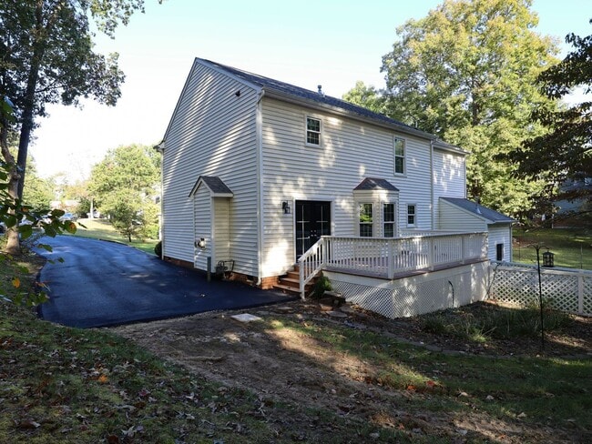 Building Photo - 4-Bedroom Home on Quiet Cul-de-Sac - Must See