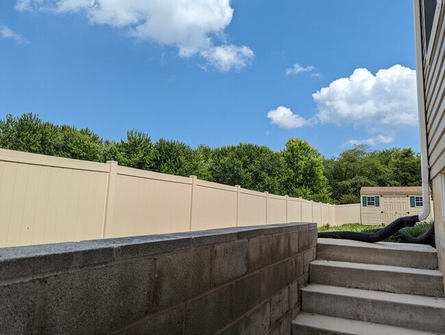 Building Photo - 5 Auction Dr