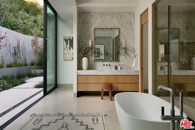 Building Photo - 10901 Chalon Rd