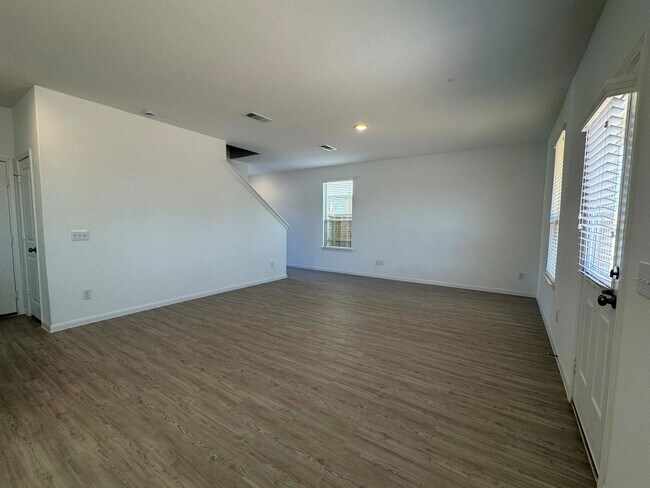 Building Photo - 10909 Fly Catcher Dr