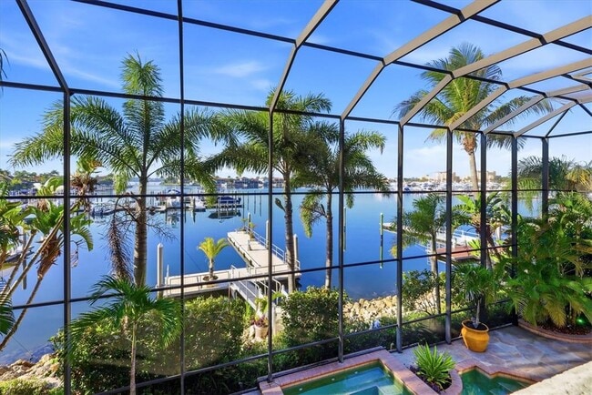 Building Photo - 1007 3rd St E