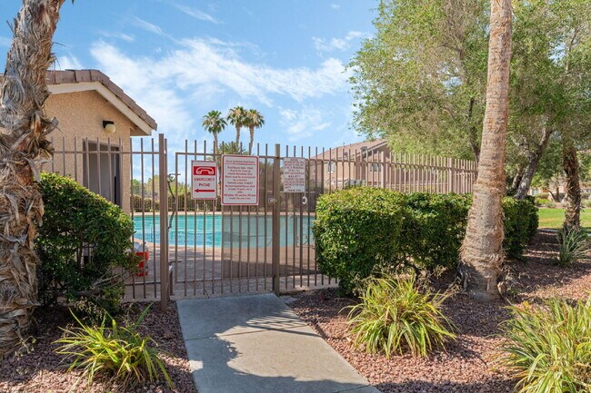 Building Photo - Gated Community Townhome 2 bedroom, 2 bathroom, 1 car garage