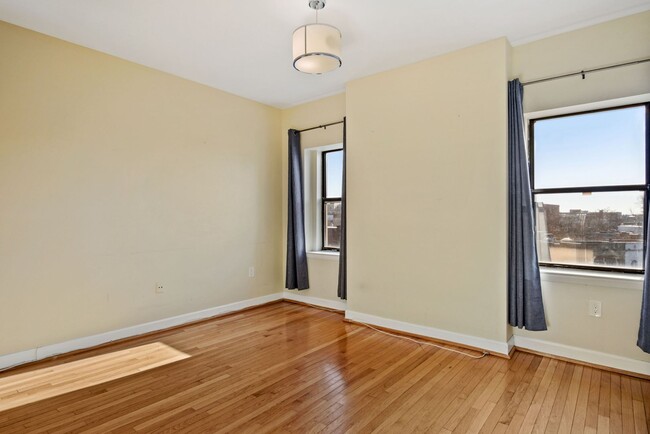 Building Photo - Spacious Top Floor 2 bed 2 bath in the hea...