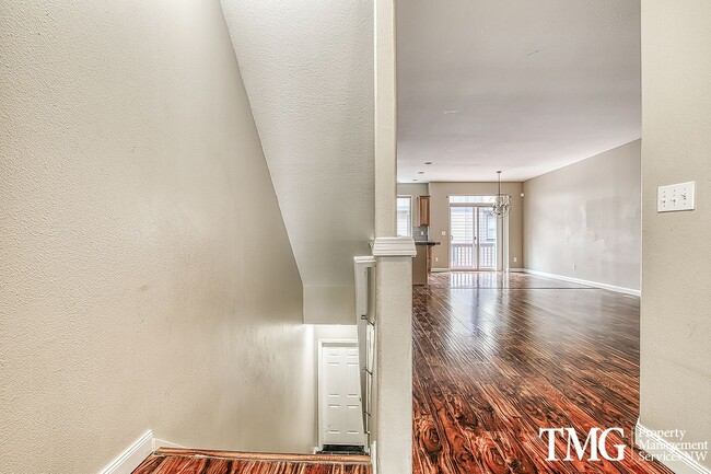 Building Photo - Gorgeous Four Bedroom Townhome in Hillsboro!