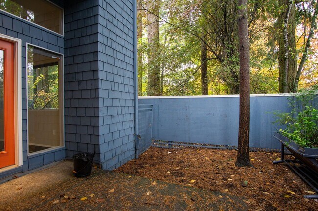 Building Photo - Super Saver Special! Nicely Updated Lake Oswego 1Bdr w/Fireplace, Dishwasher, W/D & Patio!