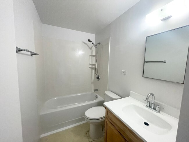 Building Photo - Ground Floor Unit in Likini West Available...