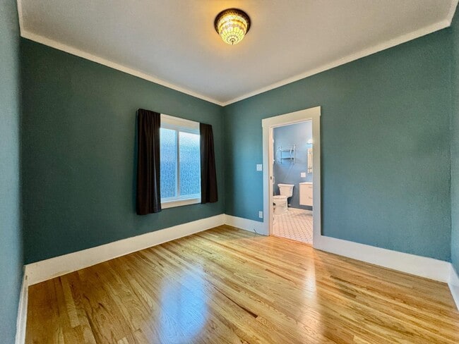 Building Photo - 809 Bayswater Ave