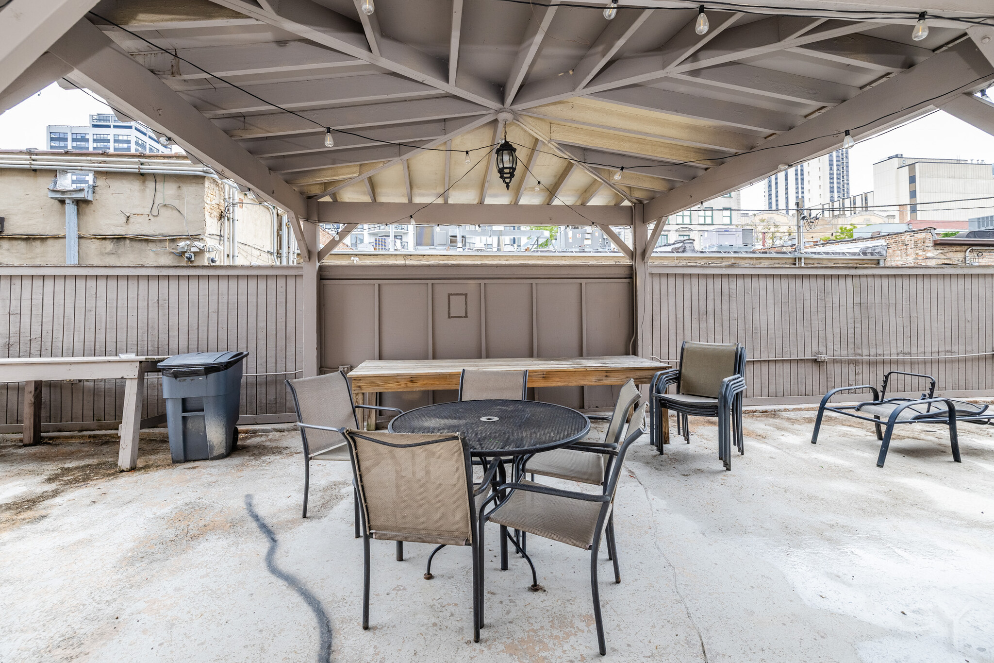 Building Photo - 607 W Wrightwood Ave