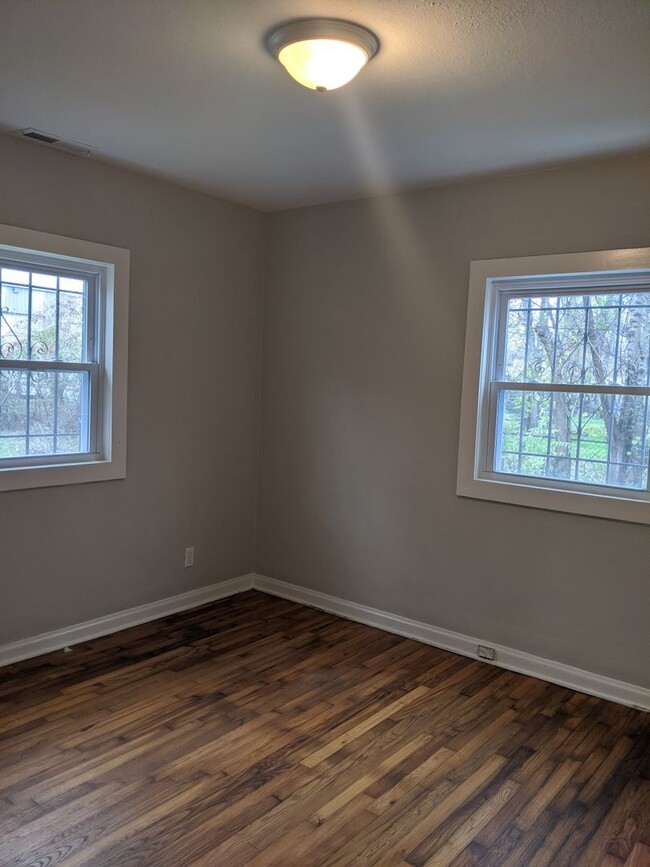 Building Photo - Remodeled, New Kitchen, Real Hardwood!