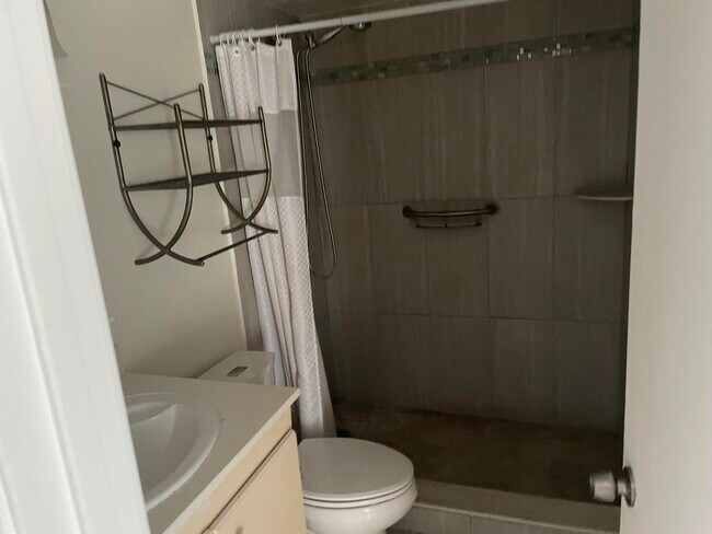 Building Photo - 100 Village Green Cir E