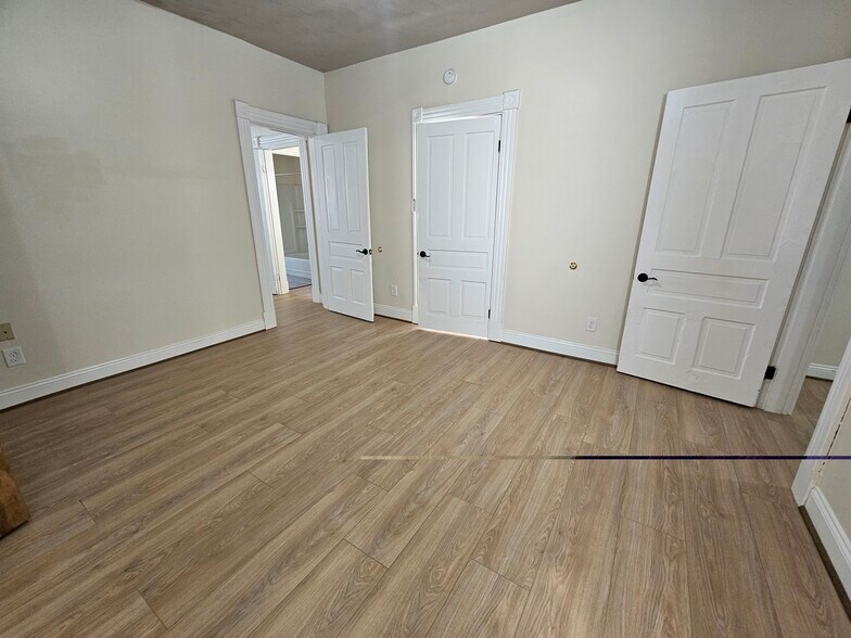 Building Photo - 249 Earnshaw Ave