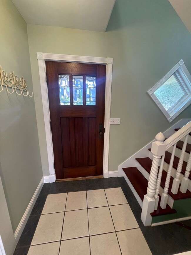 Building Photo - Stunning 3 bedroom/ 2 bath Victorian 2 sto...