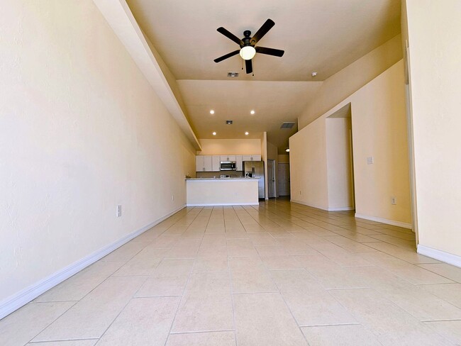 Building Photo - Stunning 3 Bed / 2 Bath Duplex w/ Garage –...