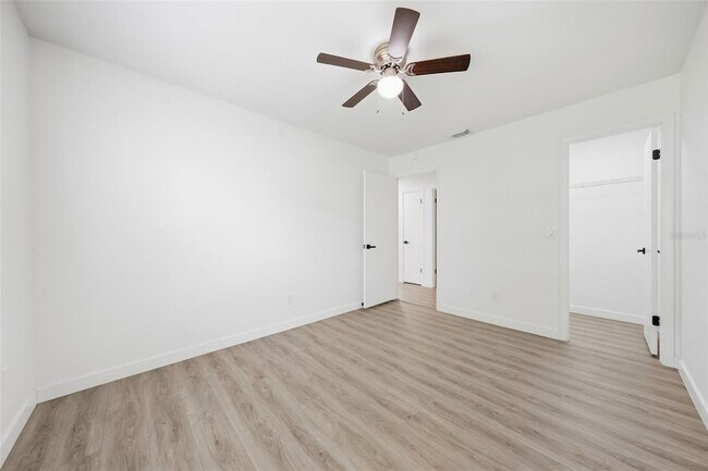 Building Photo - 515 Floral Dr