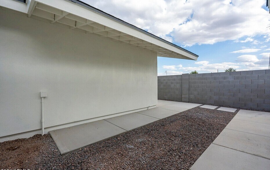 Building Photo - 9439 N 11th Ave