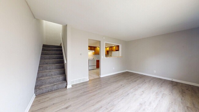 Building Photo - Elyria - updated 2 bedroom/1 bath townhouse.