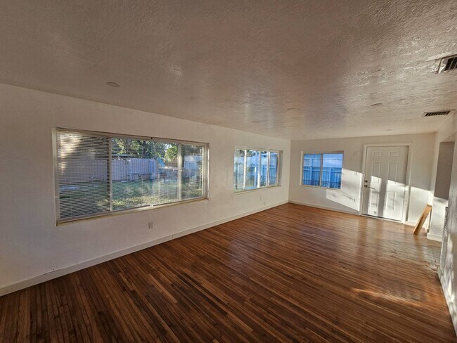 Building Photo - 300 SW 38th Ct