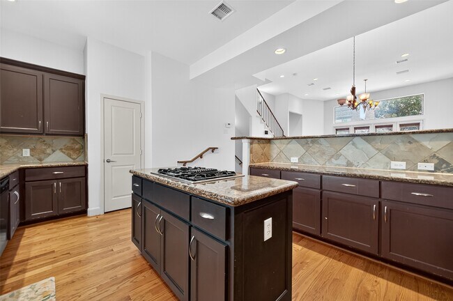 Building Photo - 5018 Lillian St