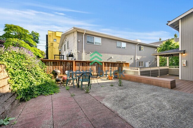 Building Photo - "Charming 2-Bed Retreat in Seattle's Heart – Cozy 840 Sq Ft Haven on 14th Ave West!"