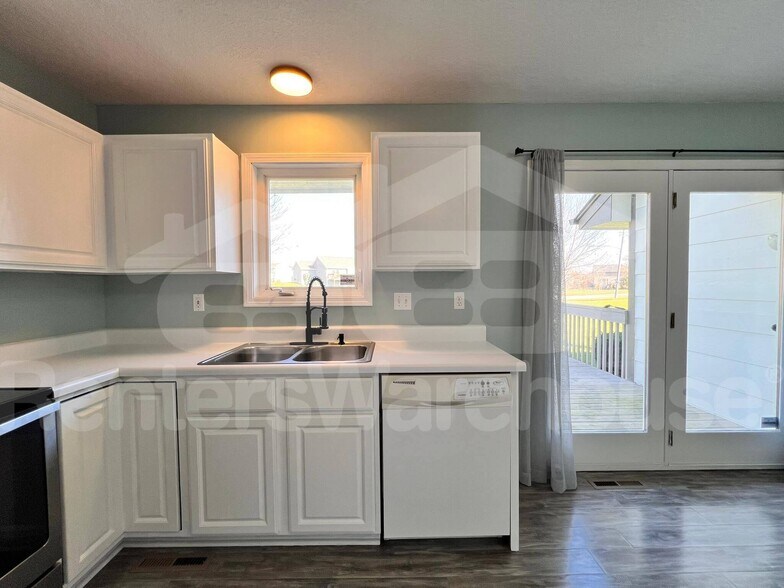 Building Photo - 1709 NE Sherman Ct