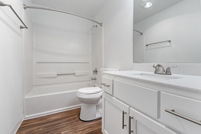 Building Photo - Large Two Bedroom Two Bath With Forest View! One Month Free!