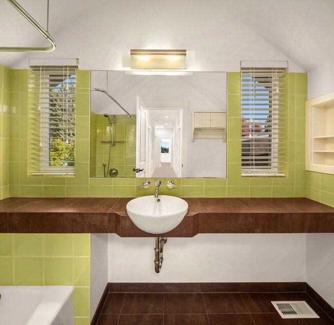 Building Photo - 4bd/3.5ba Kirkland House