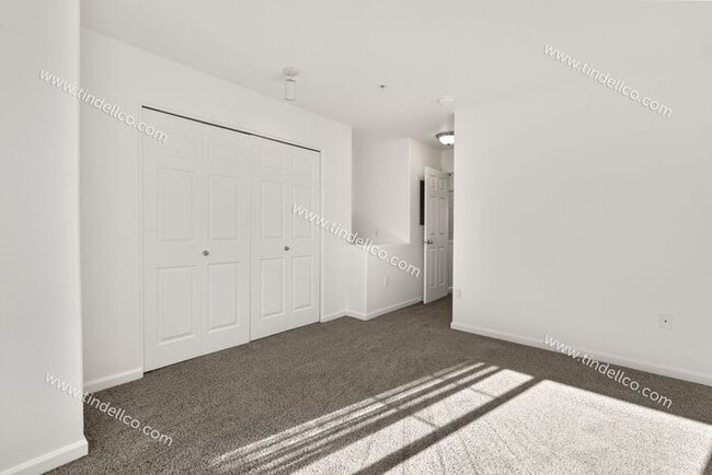 Building Photo - Charming Townhome w/ Fireplace, Balcony & ...