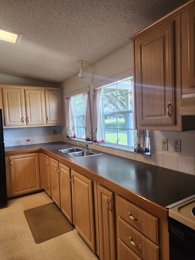 Building Photo - 5924 Vanco Dr