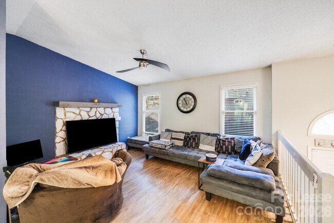 Building Photo - 2116 Bon Villa Way