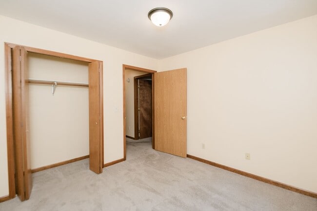Building Photo - Maintenance free 2 bedroom, 1 bath town-ho...