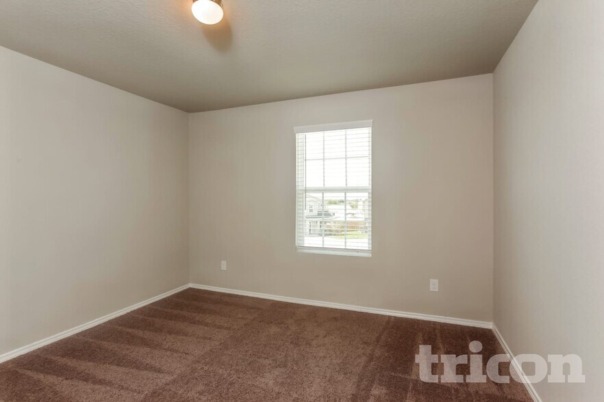 Building Photo - 1932 Bluethroat