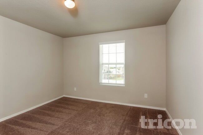 Building Photo - 1932 Bluethroat