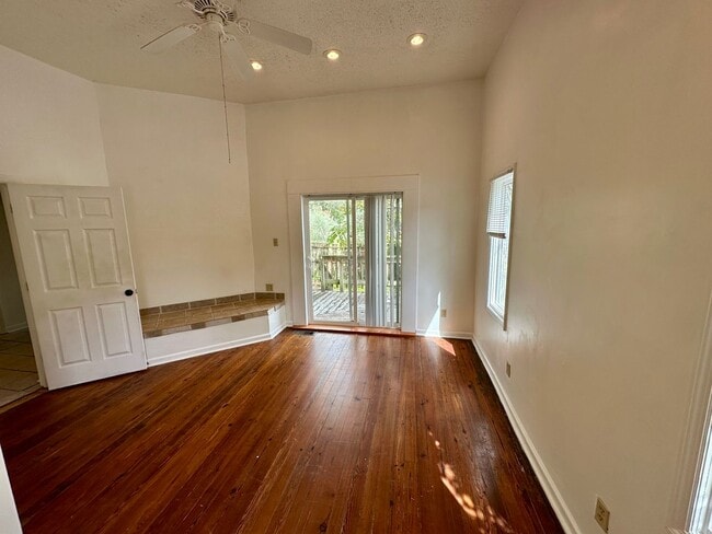 Building Photo - 3 BED | 2 BATH | GATED BACKYARD | THOMAS S...