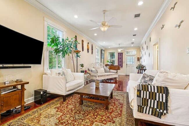 Building Photo - Gorgeous 3BD/3BA with Courtyard