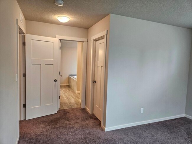 Building Photo - 5Bd/3Ba Two Story House - For viewing!