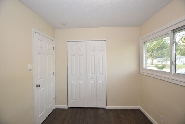 Building Photo - Elkhart North West- 3 bedroom ranch with d...